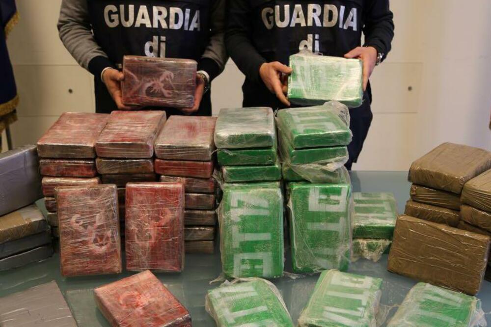 ITALIJANSKA POLICIJA OBJAVILA FOTOGRAFIJU KOKAINA SA BRODA GDE JE PRONAĐEN SRBIN! Na paketima stoji SIMBOL (FOTO)