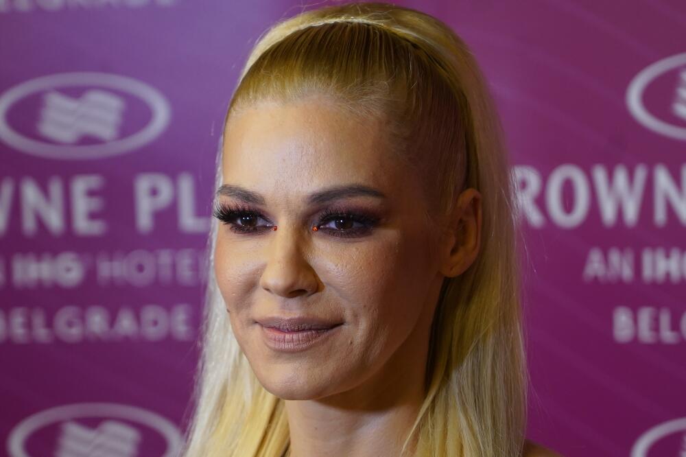 NATAŠA BEKVALAC JE DOŽIVELA JEZIVU SUDBINU: Njen prvi dečko je POGINUO pre punoletstva, a ona mu je POSVETILA PESMU