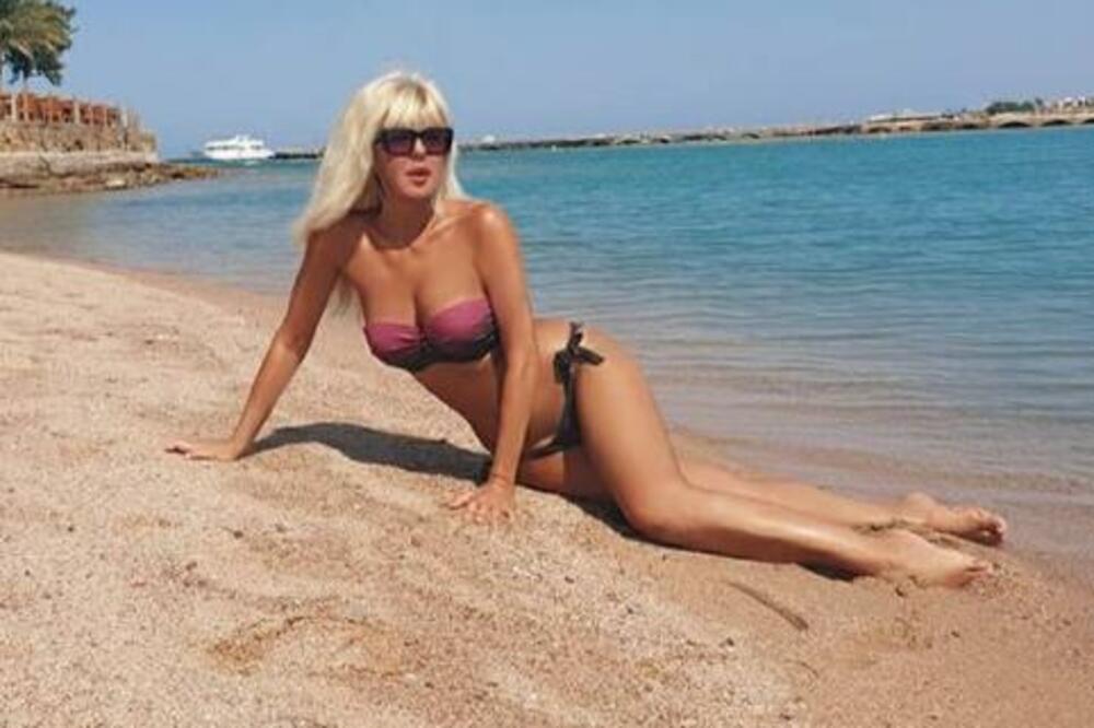 JAMI ŠOKIRALA HOT POZAMA U 55. GODINI! Skinula se i okrenula otpozadi, GRUDI OMAMLJUJU, telo oduzima dah! (FOTO)