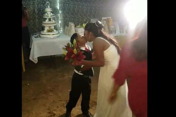 SNIMAK RAZBESNEO JAVNOST: Udala se za DETE?! Svadbeno veselje devojke i KLINCA OSNOVCA?! (VIDEO)