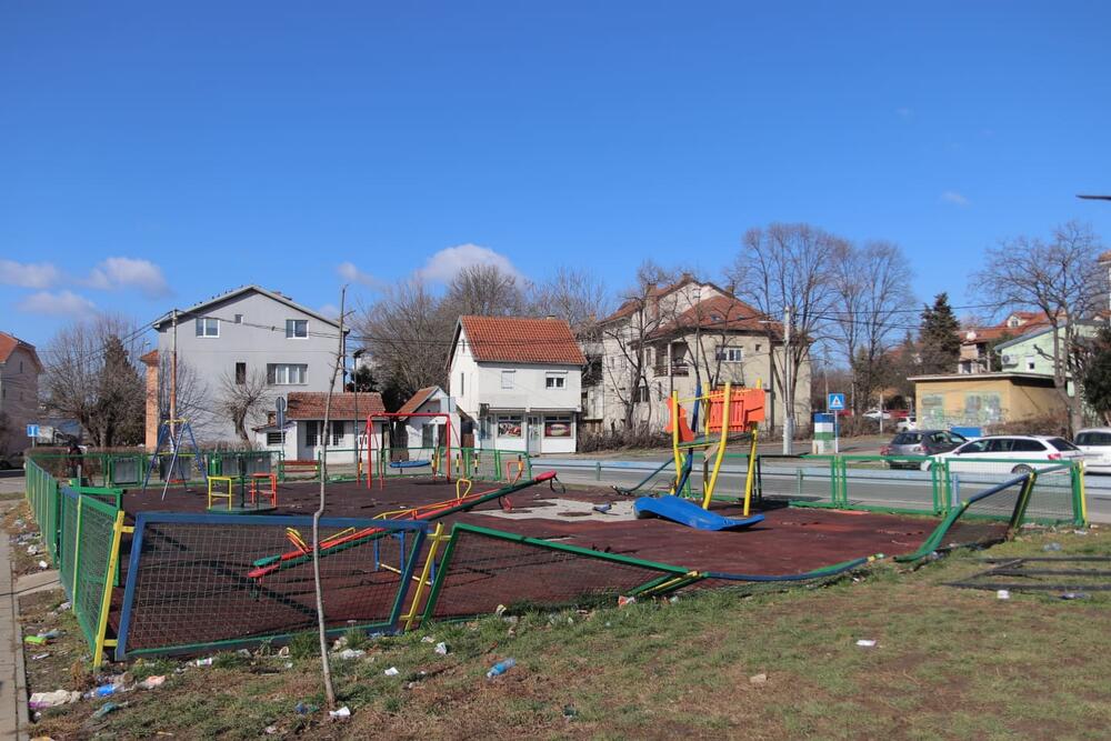 Zemun, Autobus u dečijem parku