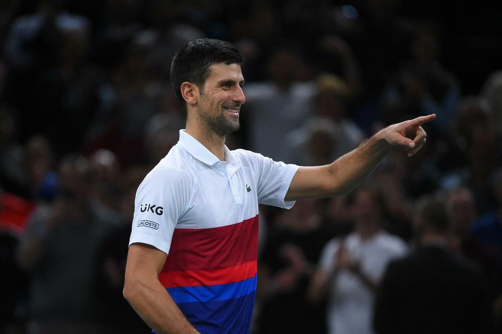 ĐOKOVIĆ SA VISOKO PODIGNUTA TRI PRSTA! Sjajna fotka stiže iz Novog Sada! (FOTO)