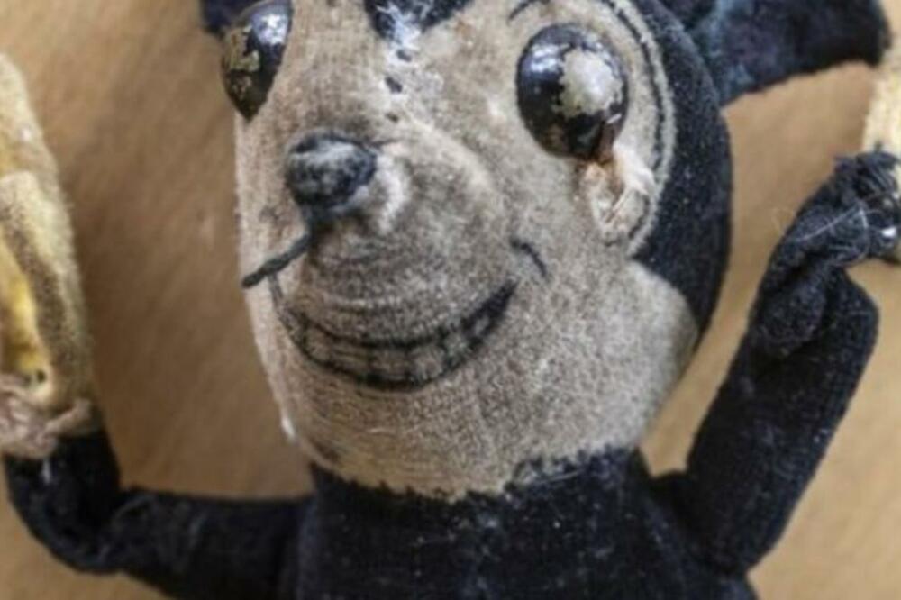 SAČUVANA OD PROPADANJA: Engleski RADNICI pronašli RETKU igračku MIKI MAUSA, datira iz davnih 1930-ih godina! (FOTO)