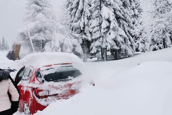 DVA PUTNA PRAVCA I DALJE U BLOKADI: Sneg, vetar i smetovi napravili probleme na Pešteri (FOTO)