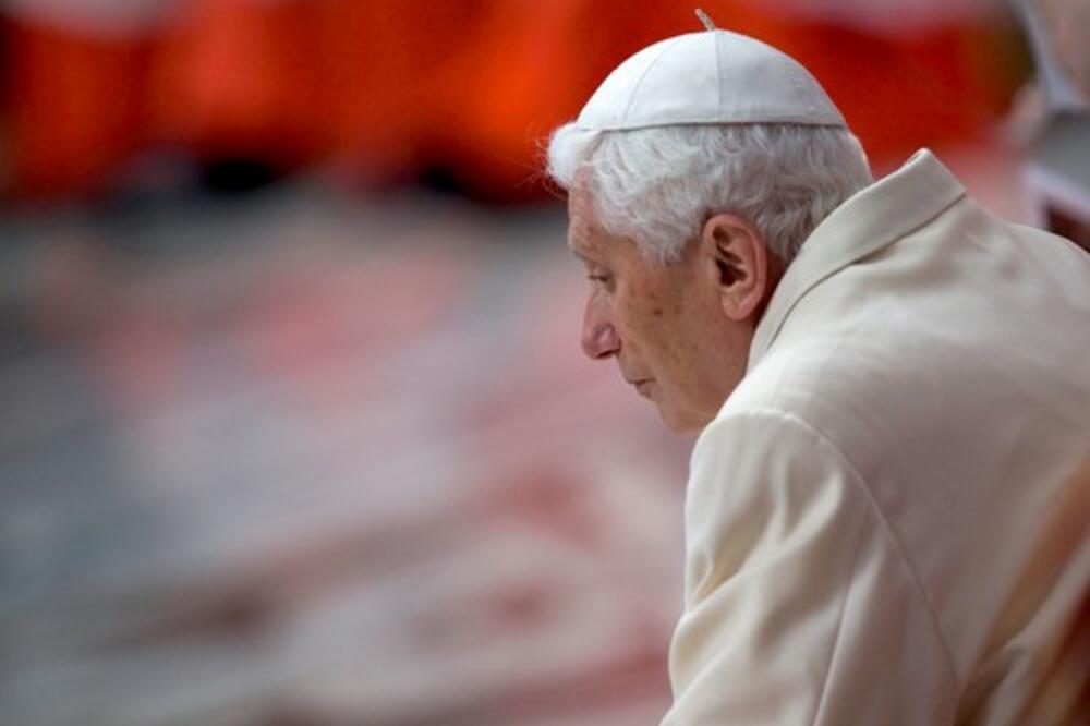 "OSEĆAM SRAMOTU": Bivši papa Benedikt traži OPROŠTAJ za "teške greške" u slučajevima SEKSUALNOG ZLOSTAVLJANJA DECE!