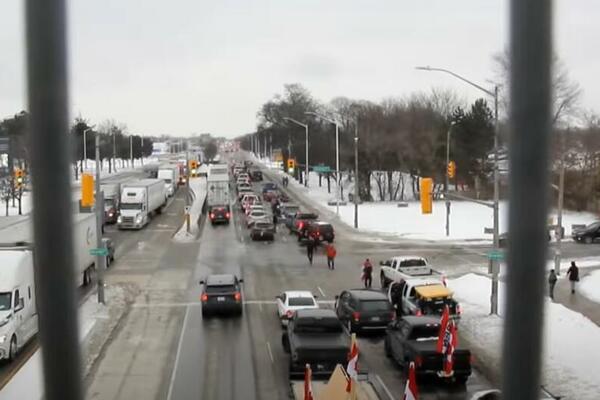 DEMONSTRANTI BLOKIRALI MOST IZMEĐU KANADE I SAD! Zahtevaju ukidanje pravila o obaveznoj vakcinaciji (VIDEO)