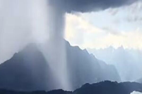 DA LI STE IKADA VIDELI EKSPLOZIJU OBLAKA? Proći će vas JEZA kada vidite APOKALIPTIČNI prizor na nebu! (VIDEO)