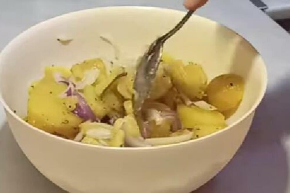 PRSTE DA POLIŽETE! Najbolja krompir salata koju ćete ikada probati (RECEPT)