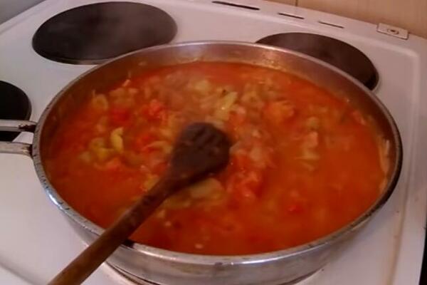 OVAJ PIKANTNI SPECIJALITET IZ LESKOVCA OBOŽAVA CELA SRBIJA: Pravi se sa JEDNOM VRSTOM MESA i dosta povrća