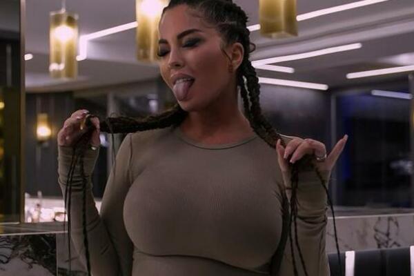 VODITELJKA SE RAZGOLITILA I DA JE HTELA, NIJE MOGLA SVE DA SAKRIJE: Vanserijskim OBLINAMA zapalila internet! (FOTO)