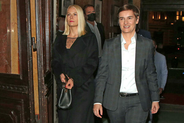 SVI ČEKAJU TOLIKO DUGO DA JE VIDE U SUKNJI! Pogledajte kako se premijerka pojavila na prijemu, ROZE JE NJENA BOJA