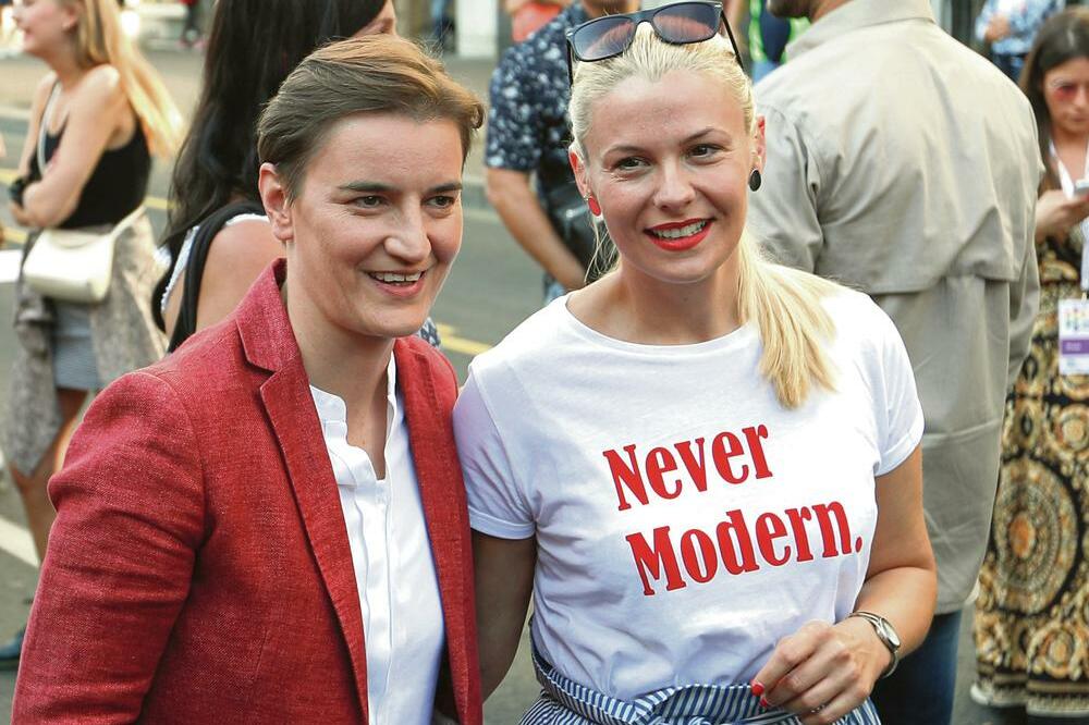 ISPLIVAO PRIVATNI ALBUM ANE BRNABIĆ! Čitav region netremice gleda i komentariše: OVO JE STVARNO ONA?! (FOTO)