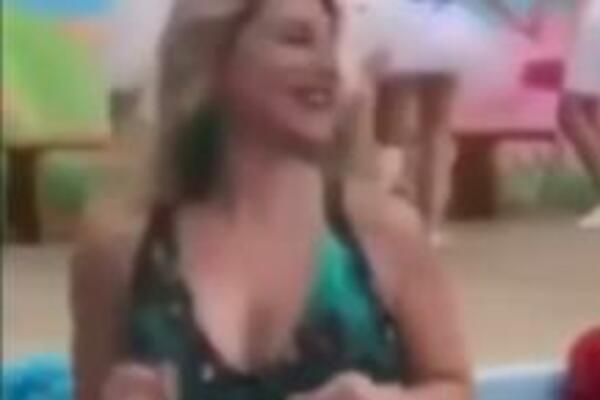 SNIMAO PLAVUŠU BEZ GAĆICA, POTPUNO JOJ SE OCRTALA: Ne gledajte ako ste TEK USTALI IZ KREVETA (VIDEO)