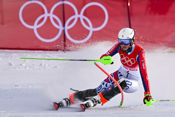JEZIV PAD POZNATE SKIJAŠICE: Ukazivala joj se pomoć 20 minuta, pa prebačena helikopterom u bolnicu! VIDEO