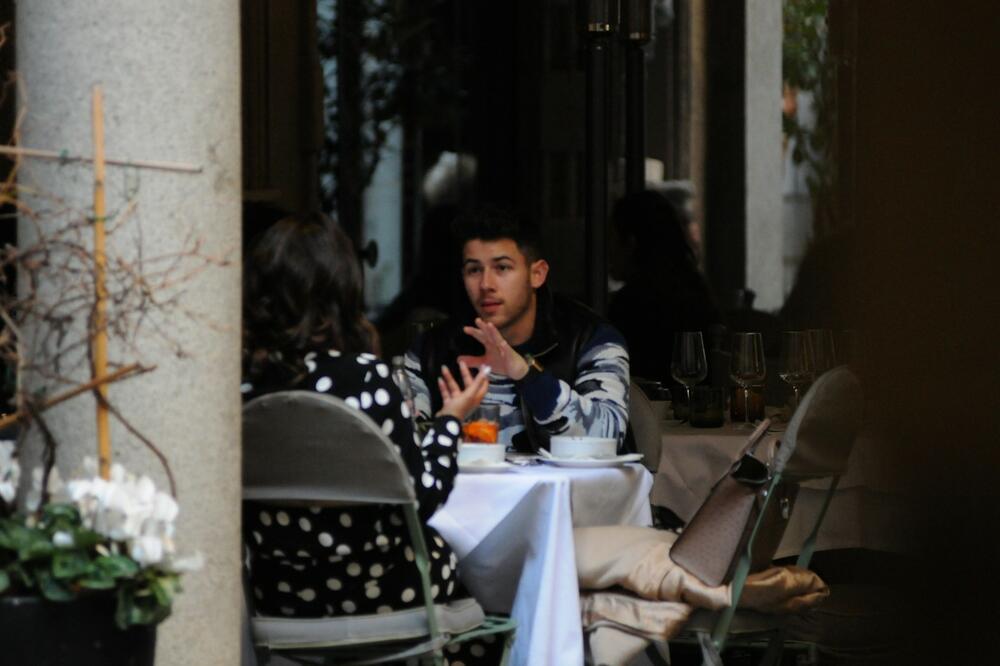 GOVORE DA IZGLEDAJU KAO MAMA I SIN, A SADA SU DOBILI 1. DETE: Najlepša žena sveta postala mama u 40. godina! (FOTO)