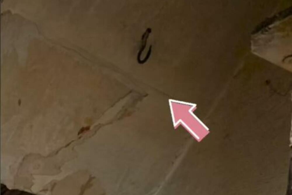 PRONAŠLI JEZIVO IZNENAĐENJE U STAROJ KUĆI! Videli da nešto VISI sa plafona, a onda su se ZALEDILI (VIDEO)