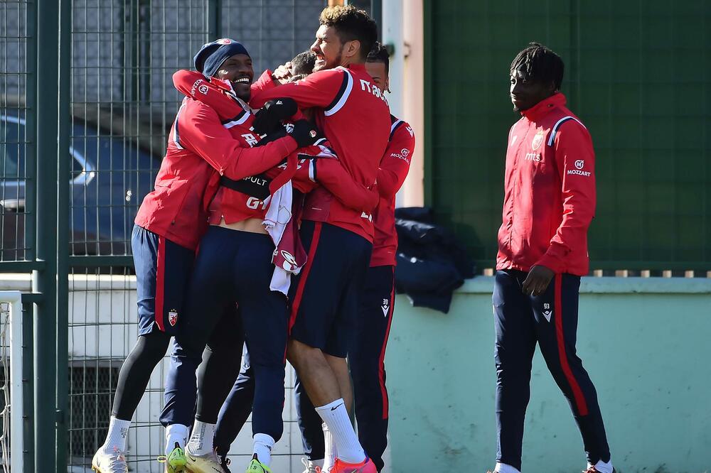 NOVA DOZA POZITIVNE ENERGIJE U ZVEZDI! Niko nije poštedeo Slavoljuba Srnića na treningu! (FOTO)