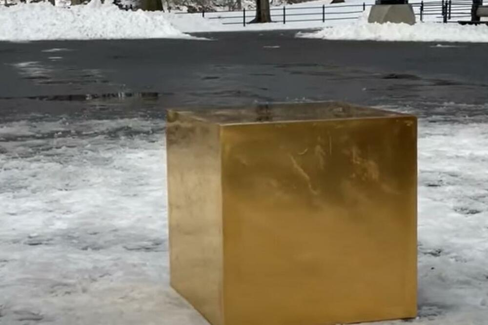 U SRCU NJUJORKA "BAČENA" KOCKA OD ČISTOG ZLATA: Kreirana je na POSEBAN način, a evo koliko VREDI (FOTO/VIDEO)