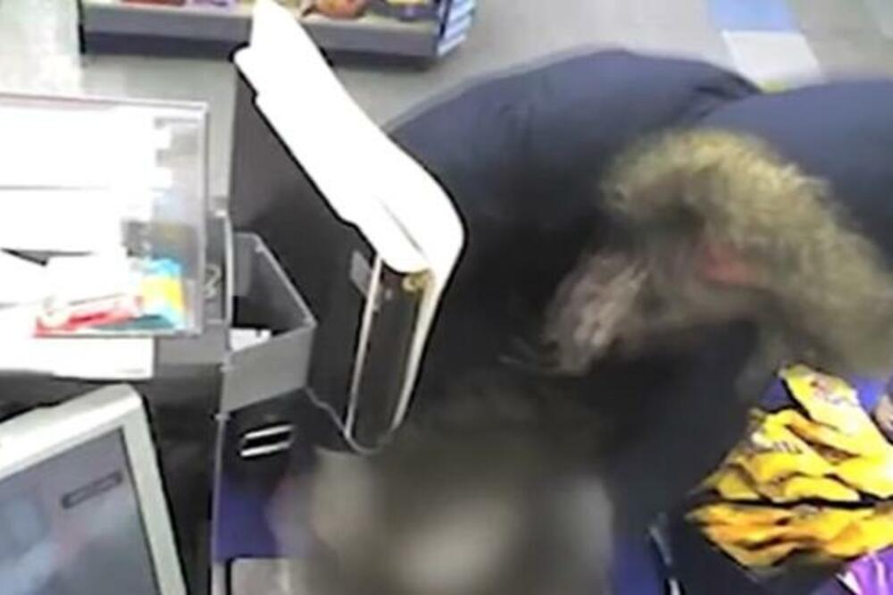 BACAO KASIRKU KAO KRPENU LUTKU PO PRODAVNICI! Isplivao snimak BRUTALNE pljačke (VIDEO)