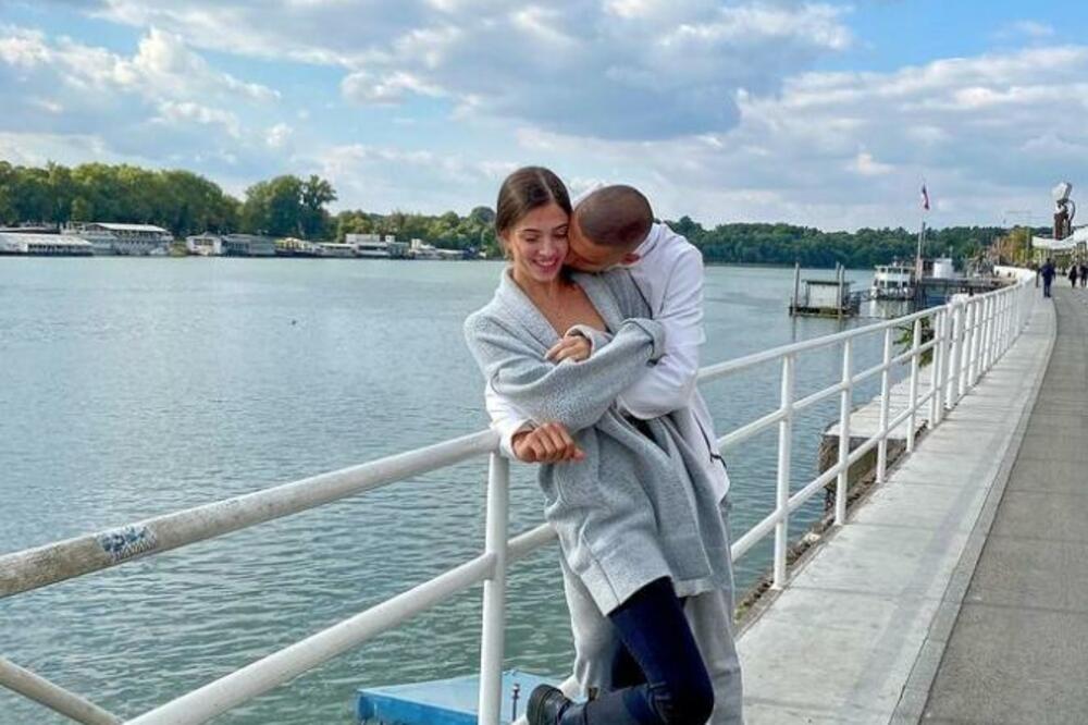 BIĆE POSEBNO MOTIVISAN KADA JE VIDI NA TRIBINAMA! Madarova izabranica svojom lepotom obara sa nogu! (FOTO)