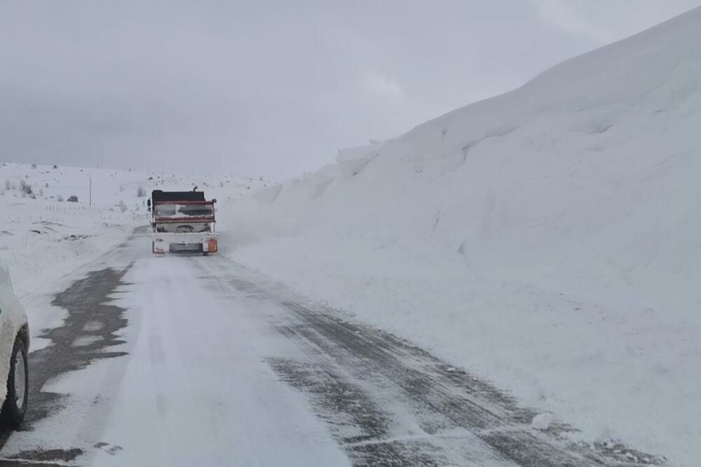 SNEŽNA MEĆAVA NA GOLIJI TRAJALA 12 SATI: Jedan vozač izbavljen iz visokih smetova! (FOTO)