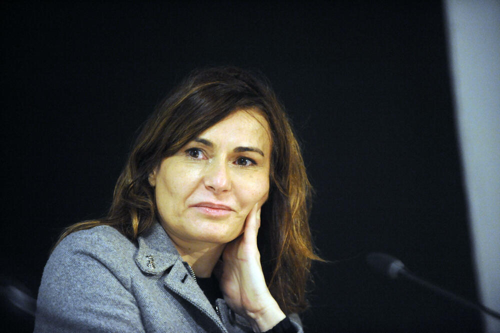 "NEKA KONSTRAKTI CRKNE KRAVA" Biljana Srbljanović nikada OŠTRIJA POVODOM HISTERIJE SA SPORNIM STOLOM: Nije štedela!