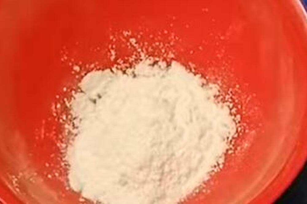 OVAJ PRAŠAK IZ KUHINJE MOŽE DA PREPORODI SVAKO CVEĆE: Produžava mu ŽIVOT i u rekordnom roku UNIŠTAVA OVU NAPAST