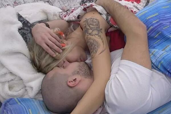 DEJAN NAVALIO NA ALEKSANDRU: Uhvatio je za glavu pa počeo sa zadovoljstvom, pred punom sobom se zaneli! (VIDEO)