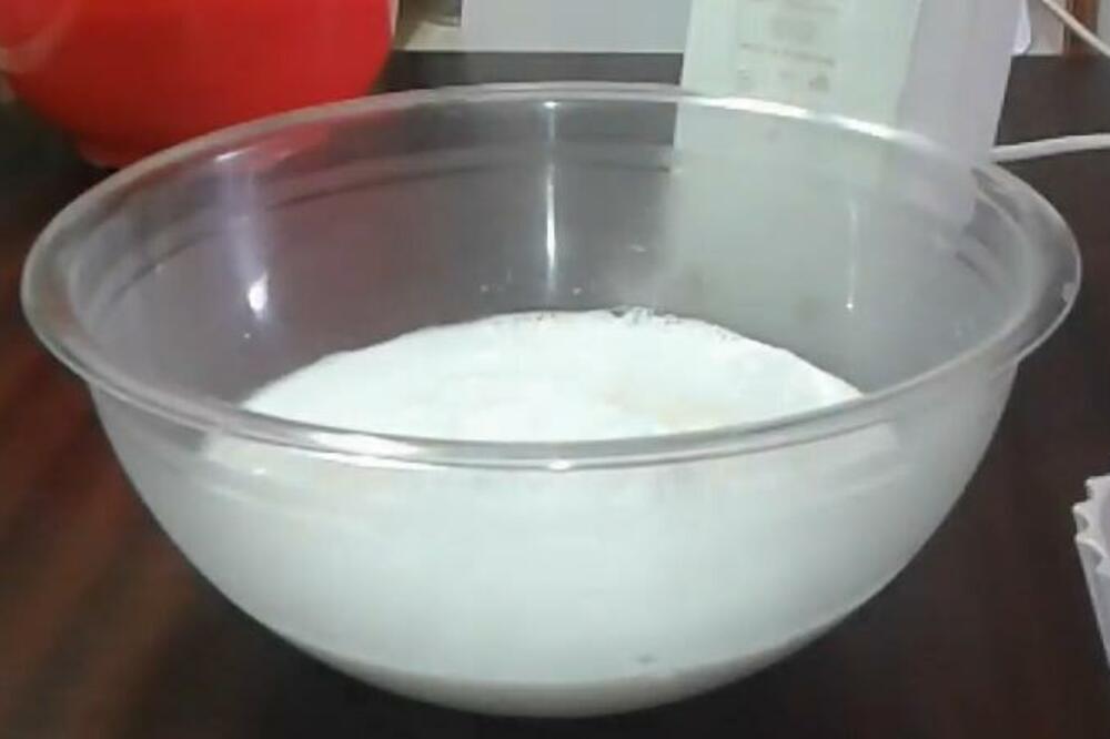 NAPRAVITE SAMI SLATKU PAVLAKU KOD KUĆE: Vrlo je VAŽNO da znate koje MLEKO SE KORISTI, evo i ZBOG ČEGA