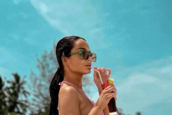 SILIKONSKE GRUDI ISPALE IZ MINI TOPA! Tijana zapalila Zanzibar VRELIM izdanjem al OTKRILA i OŽILJKE! (FOTO)