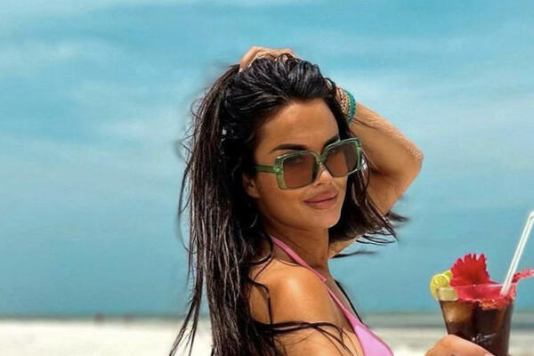 ŽENA OD SULTANA URADILA SILIKONSKU ZADNJICU?! Nove fotke su dokaz da je DOSTA PORASLA, NIŠTA NIJE SAKRILA! (FOTO)