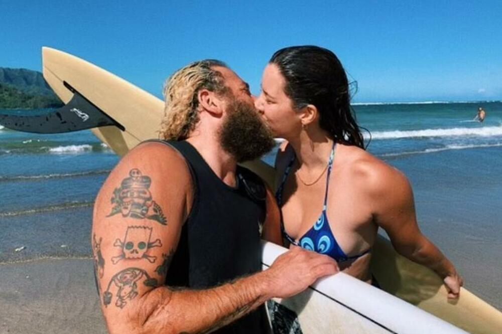 ČUPAVOG SLAVNOG GLUMCA NIKO NE PREPOZNAJE: Smršao je preko 50 kilograma, a ONA ne skida ruke s njega! (FOTO)