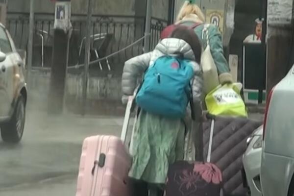 VODITELJKA SLAGALICE UHVAĆENA NA ULICI BEZ ŠMINKE I SA KOFEROM: Sada je jasno gde ZAPRAVO ŽIVI! (VIDEO)