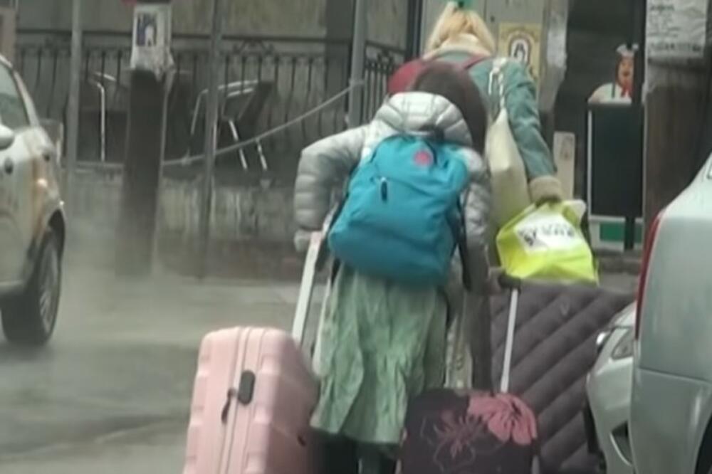 VODITELJKA SLAGALICE UHVAĆENA NA ULICI BEZ ŠMINKE I SA KOFEROM: Sada je jasno gde ZAPRAVO ŽIVI! (VIDEO)