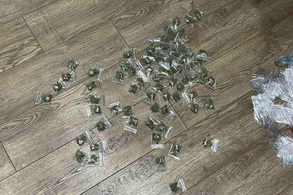 POSLE PRETRESA KUĆE U RUMI POLICIJA IMALA ŠTA DA VIDI: Unutra nađena droga, oružje i to nije sve!