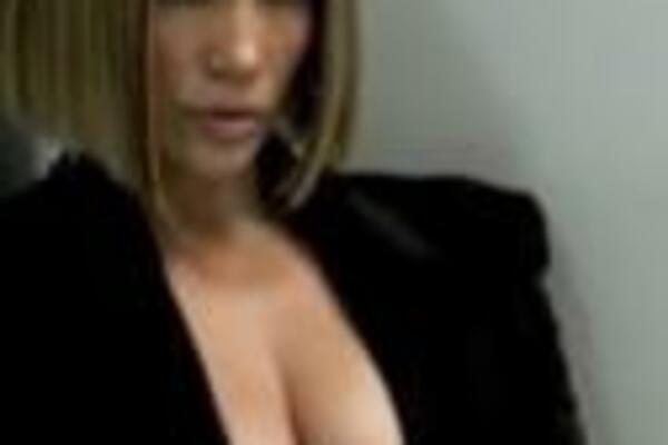 PAPARACI USLIKALI KAKO PEVAČICI STVARNO IZGLEDA OVA STVAR! Pašćete u TRANS, SVE JE JASNO KAO DAN (FOTO)