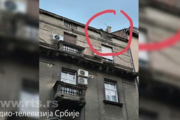 PAZITE GLAVU AKO PROLAZITE OVOM ULICOM U CENTRU BEOGRADA: Komad od desetak kilograma samo što se ne odvali (FOTO)