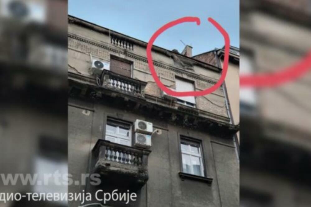 PAZITE GLAVU AKO PROLAZITE OVOM ULICOM U CENTRU BEOGRADA: Komad od desetak kilograma samo što se ne odvali (FOTO)