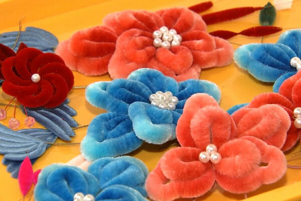 ZA DODELU MEDALJA: Šeširi ukrašeni tradicionalnom tehnikom na Zimskim olimpijskim igrama! (VIDEO)