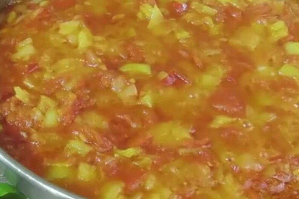 BAKA PODELILA RECEPT ZA SATARAŠ, JELO KOJE SRBI OBOŽAVAJU: Potrebno je da STAVITE OVOLIKU KOLIČINA PARADAJZA