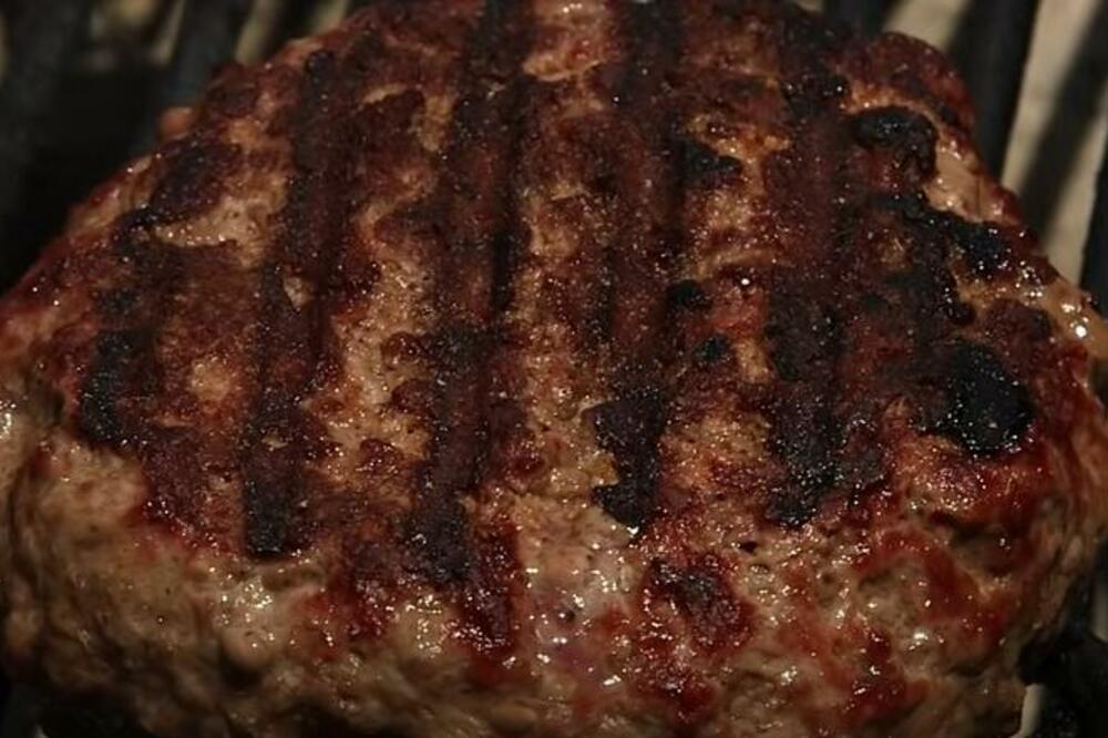 OBAVEZNO STAVITE KOCKICU LEDA NA PLJESKAVICU: U ovaj trik ROŠTILJSKIH MAJSTORA se svi KUNU