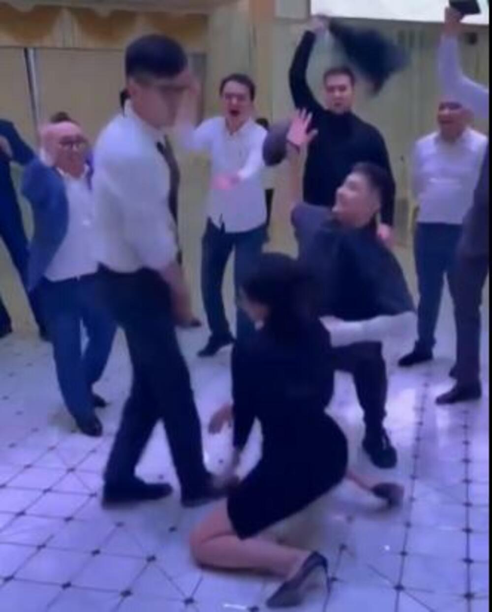 Suknja, Blam, Događaj