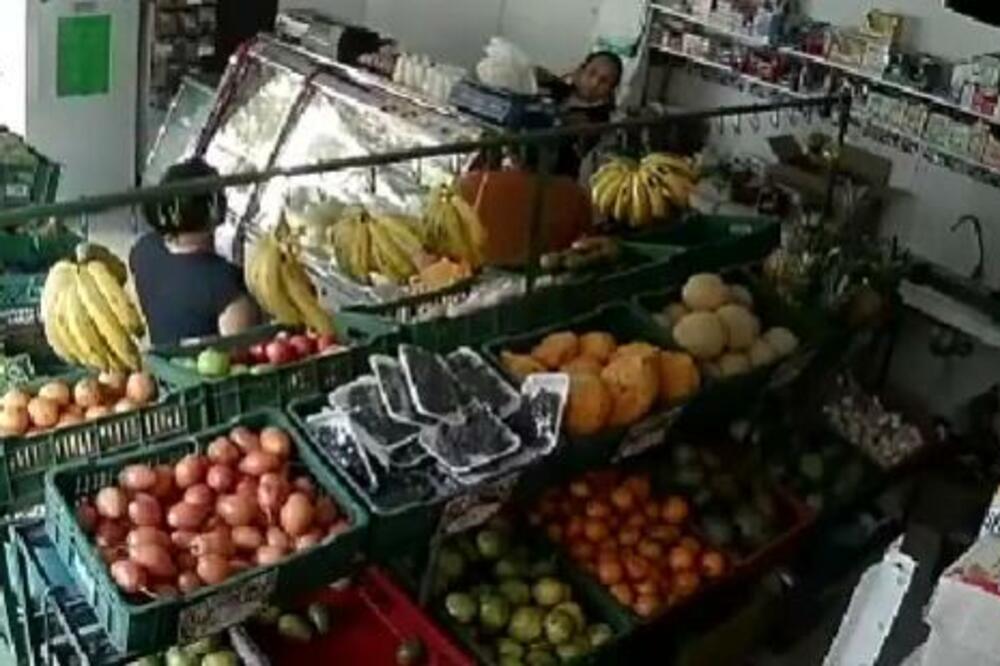 KRAĐA KAKVA SE NE ZABORAVLJA: Žena pitala za CENU 1 STVARI, a onda MUŠKARAC ukrao ŠTA JE MOGAO, KAMERE SVE SNIMILE