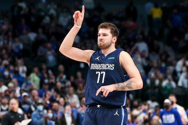 MAGIČNA NOĆ LUKE DONČIĆA! Slovenac upisao 49 poena uz "nemoguću" trojku (VIDEO)