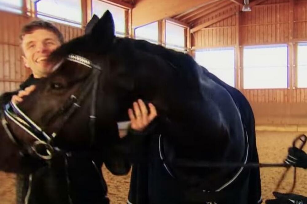 OZBILJNE OPTUŽBE! ZUMA JE ŠUTIRAO MAČKU! U MILERA UPIRU PRSTOM DA KORISTI KONJA U NEPRIRODNE SE*SUALNE RADNJE!?
