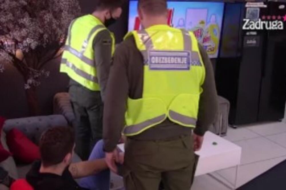 MUŠKA TUČA U ZADRUZI: Obezbeđenje hitno uletelo! (VIDEO)