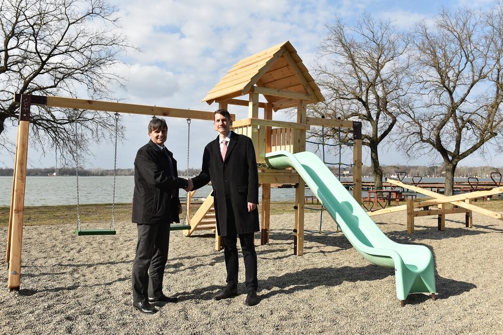 KOMPANIJA NIS DONIRALA SREDSTVA ZA REKONSTRUKCIJU DEČJIH IGRALIŠTA Mališani iz Subotice dobili novi prostor za igru