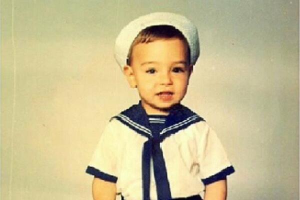 DA GA NE PREPOZNAŠ! Od mršavog plavušana postao nabildovani šmeker! ZNATE LI KOJI SRPSKI PEVAČ JE NA FOTKI!?