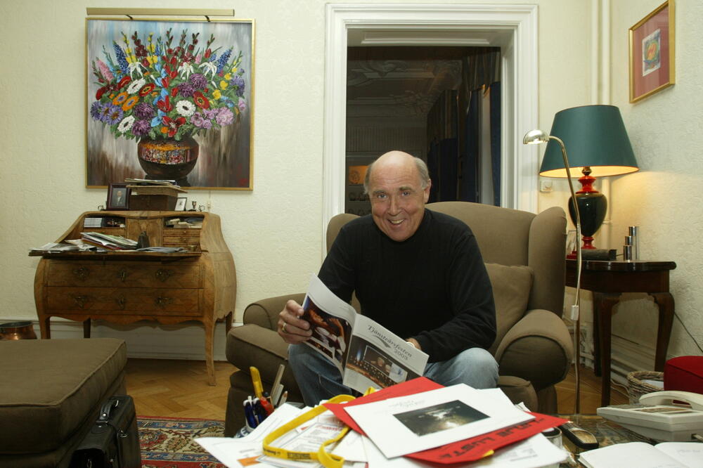 UMRO VODITELJ, TUGA! (FOTO)