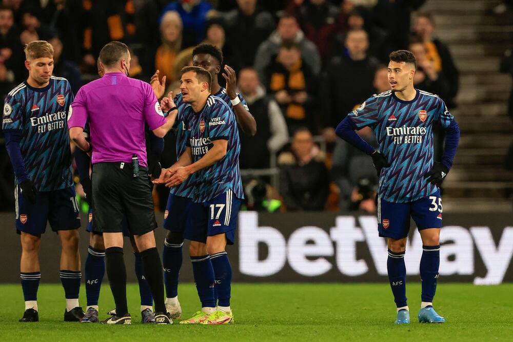 "ZA 18 GODINA U ENGLESKOJ NISAM TO VIDEO!" Igrač Arsenala dobio BIZARAN crveni karton o kom bruje na Ostrvu! VIDEO